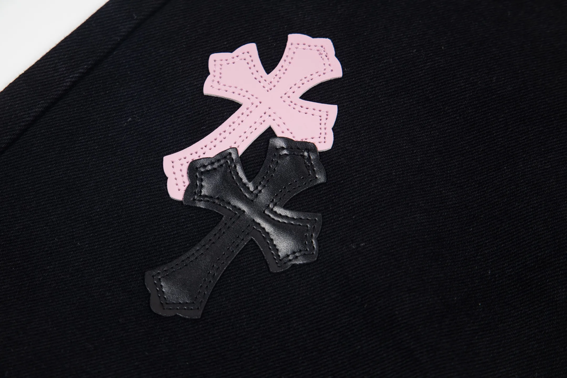 P260 Chrome Hearts Black Pants Sanskrit Black Pink Multi-Leather Jeans CH jeans need to be washed after the finished product is disassembled and then hand-stitched with sheepskin cross leather and then spliced ​​together to complete. The whole piece has too many craftsmanship to explain, patchwork cross flower embellishment, high-waisted washed jeans! ! Absolutely high-end luxury products, god-level single products and super popular products, made with top heavy industry, a must-see magic weapon. Customized hardware. The fabric is thick and soft after washing. It has good breathability. Customized small leather label. Unique design. The details are simple and elegant, and the workmanship is exquisite. The entire trousers are neatly routed and the details are in place! It’s so cool that both men and women can easily control the genderless trend! Style number: 1871# Color: black Size: 28 30 32 34